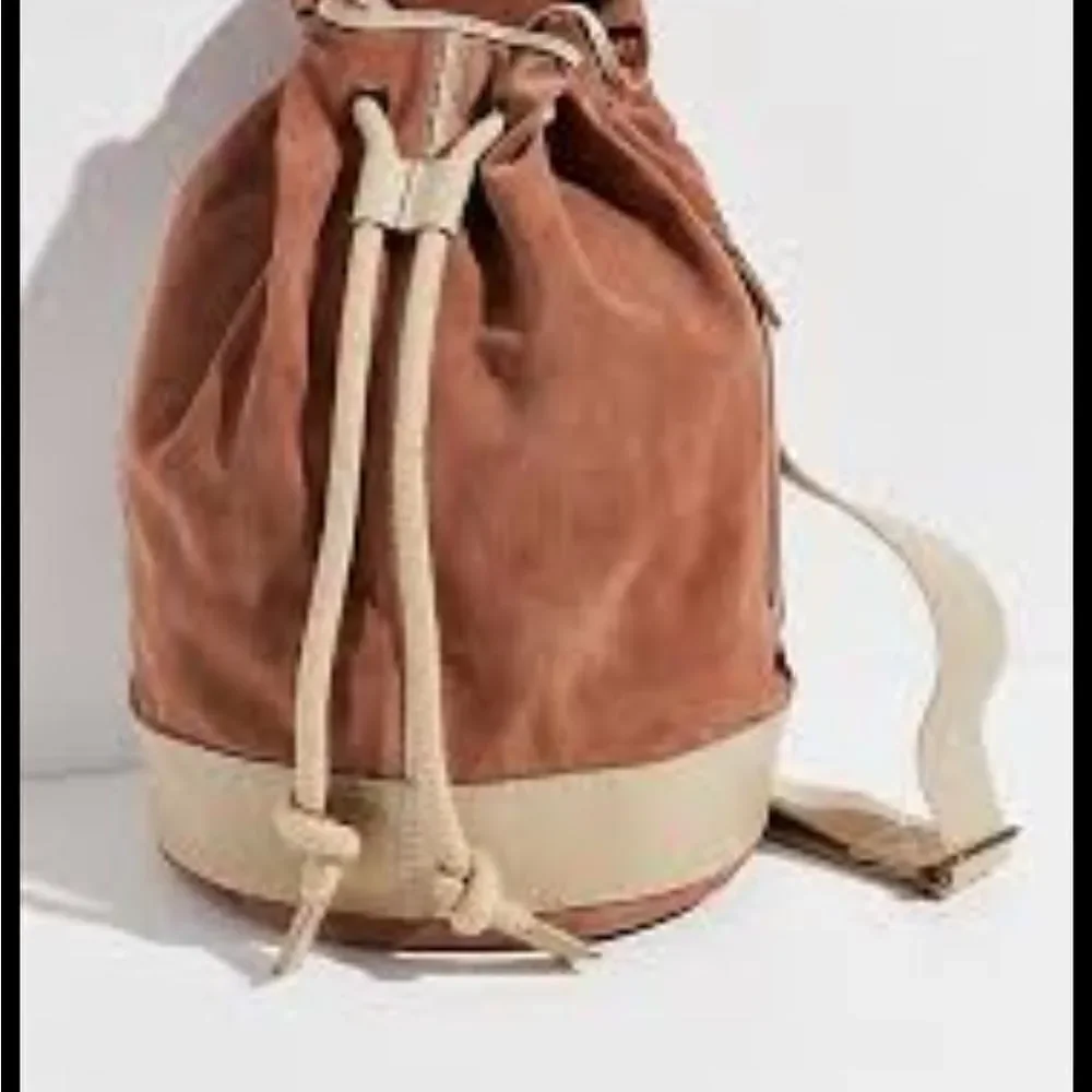 New Free People Varsity suede Backpack
NWOT
MSRP $178
16W x 16 H x 9 D - Picture 4 of 14